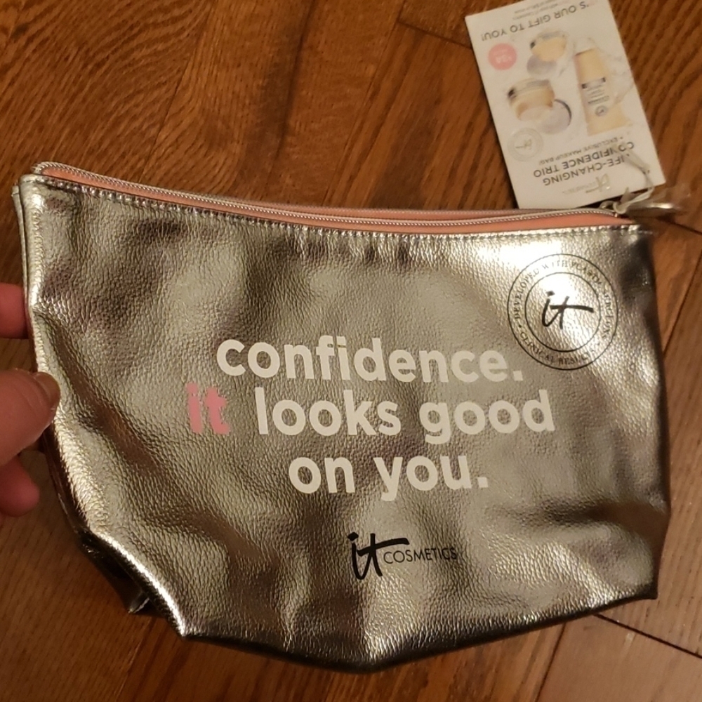 it cosmetics bag. NWT